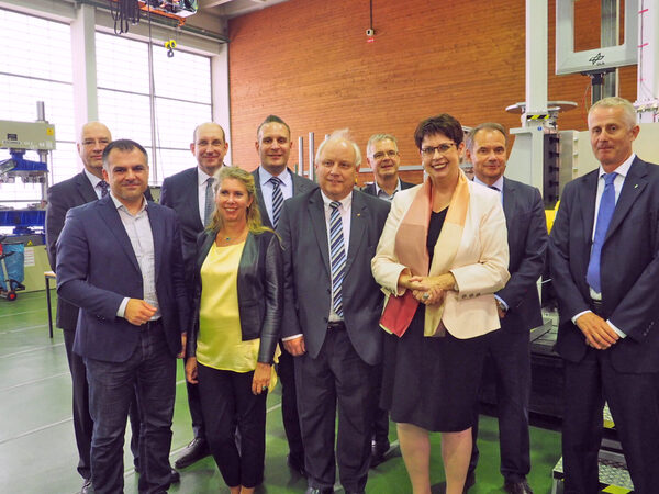 v.l.n.r.: Prof. Stefan Levedag (DLR Braunschweig), Dr. Christos Pantazis (MdL), Matthias Wunderling-Weilbier (Landesbeauftragter für regionale Landesentwicklung), Annette Schütze (MdL), Oliver Schatta (MdL), Prof. Joachim Block (Vorsitzender Forschungsflughafen Braunschweig e. V.), Prof. Martin Wiedemann (DLR Braunschweig), Birgit Honé (Niedersächsische Ministerin für Bundes- und Europaangelegenheiten und regionale Entwicklung), Oberbürgermeister Ulrich Markurth, Prof. Dirk Kügler (DLR Braunschweig). (Wird bei Klick vergrößert)