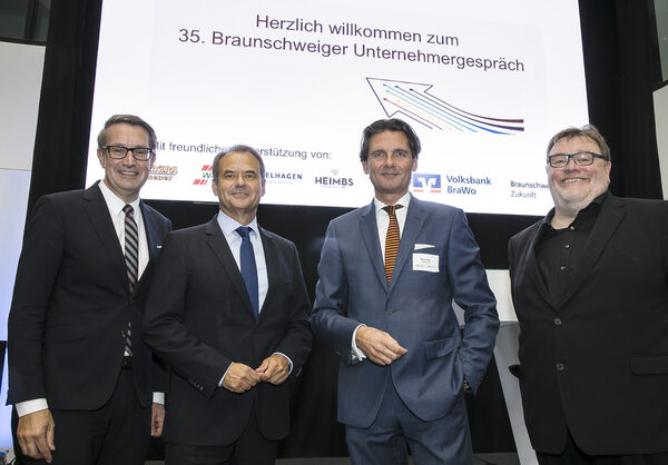 V.l.n.r.: Wirtschaftsdezernent Gerold Leppa, Oberbürgermeister Ulrich Markurth, Volksbank-BraWo-Vorstand Mark Uhde und Wirtschaftspublizist Wolf Lotter sprachen vor rund 300 Gästen beim 35. Braunschweiger Unternehmergespräch. (Wird bei Klick vergrößert)