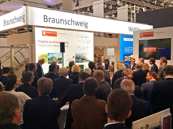 Bei der Immobilienmesse Expo Real präsentiert sich die Stadt Braunschweig zusammen mit 20 Braunschweiger Unternehmen am Gemeinschaftsstand der Metropolregion einem internationalen Publikum. (Wird bei Klick vergrößert)