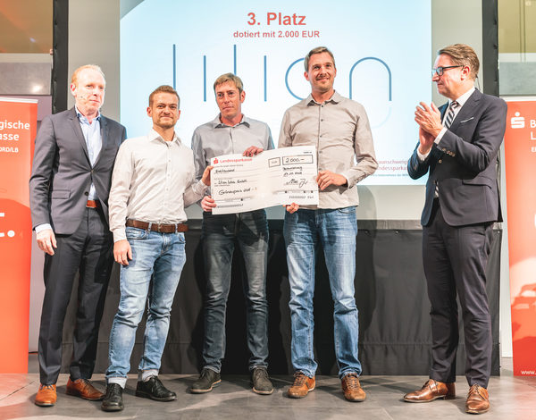 Den dritten Platz verliehen Marc Knackstedt (BLSK, links) und Gerold Leppa (Braunschweig Zukunft, rechts) an die Lilian Labs GmbH um (v.l.n.r.) Dr. Sebastian Döring, Dr. Torsten Rabe und Alexander Rohr. (Wird bei Klick vergrößert)