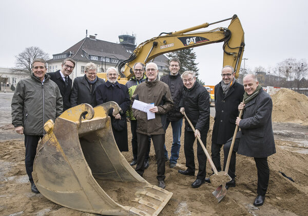 Gaben gemeinsam den Startschuss für die Umgestaltung des Lilienthalplatzes (v.l.n.r.): Martin Pietsch (Geschäftsführer Braunschweiger Parken GmbH), Wirtschaftsdezernent Gerold Leppa, Stadtbaurat Heinz-Georg Leuer, Gerhard Stülten (Bezirksbürgermeister Waggum), Bernd Schmidbauer (Stadt Braunschweig), Werner Bachmann (Struktur-Förderung Braunschweig GmbH), Burkhard Wiegel (Stadt Braunschweig), Dr. Bernhard Niehoff (Geschäftsführer Struktur-Förderung Braunschweig GmbH), Ulrich Reinhardt (Geschäftsführer B/M Consult), Michael Schwarz (Geschäftsführer Flughafen Braunschweig-Wolfsburg GmbH) (Wird bei Klick vergrößert)