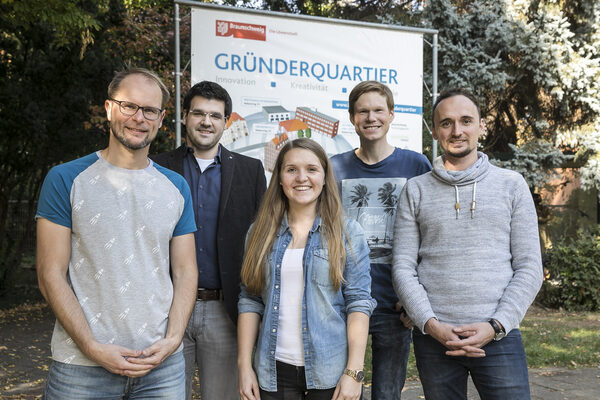 Sie wollen gemeinsam mit ihren Gründerteams im Start-up-Zentrum MO.IN den nächsten Schritt machen: V.l.n.r.: Christopher Kebschull (OKAPI:Orbits), Stefan Hanisch (BrainPlug), Kristina Nikolaus (OKAPI:Orbits), Martin Schwerter, Eugen Koch (beide MinkTec) (Wird bei Klick vergrößert)