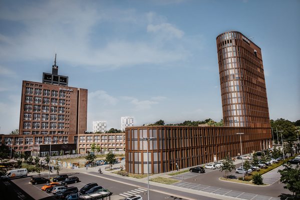 Das Bild zeigt zwei Bürogebäude der Volksbank BraWo mit Parkplätzen im Vordergrund. (Wird bei Klick vergrößert)