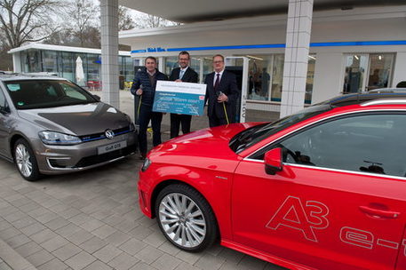 Klaus Allofs (Geschäftsführer VfL Wolfsburg), Gerhard Künne (Sprecher der Geschäftsführung der Volkswagen Leasing GmbH) und Thomas Lieber (Leiter Elektro-Traktion Volkswagen Pkw) mit der „Charge&Fuel Card".
