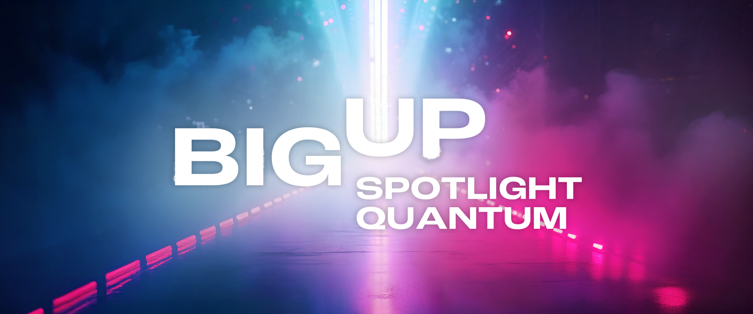Eine futuristische, neonbeleuchtete Szene mit Nebel und leuchtenden pinken und blauen Lichtern, mit fettgedrucktem Text: BIG UP SPOTLIGHT QUANTUM in weißen Großbuchstaben in der Mitte.