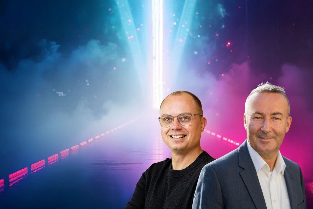 Michael Ulrich und Christoph Seidenstücker vor nbeligem Hintergrund mit Neon-Lichtern