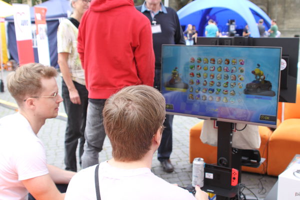 Das Bild zeigt eine Aktion auf dem Digital Day 2023, bei der eine Spielkonsole getestet werden konnte.