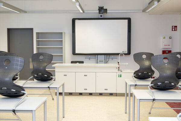 Klassenzimmer mit Smart-Board (Wird bei Klick vergrößert)