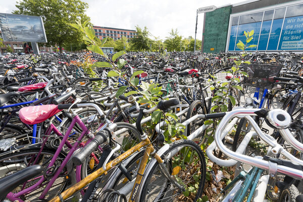 Fahrräder vor Bahnhof (Wird bei Klick vergrößert)