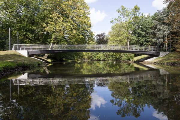 Man sieht eine Brücke, die über die Oker führt.