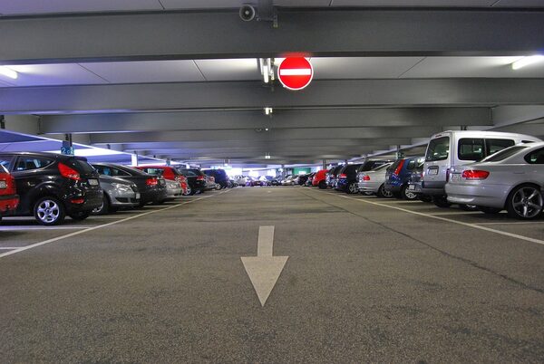 Das Bild zeigt die Straße in einem Parkhaus. Die Parkplätze neben der Straßen sind belegt. (Wird bei Klick vergrößert)