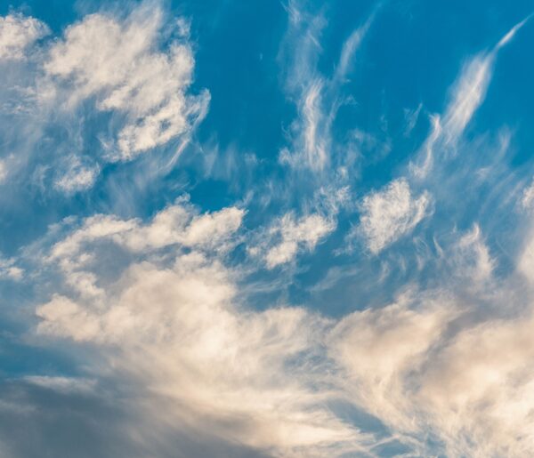 Dieses Bild zeigt einen blauen Himmel mit vielen Wolken.