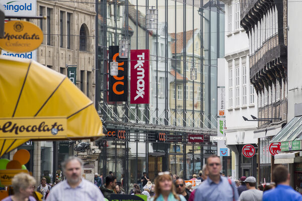 Das Bild zeigt die Braunschweiger Innenstadt. Passantinnen und Passanten besuchen diese.