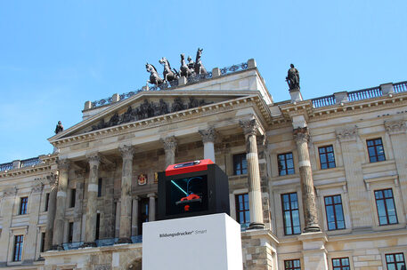 Bildungsdrucker Smart druckt Solarauto auf Schlossplatz.