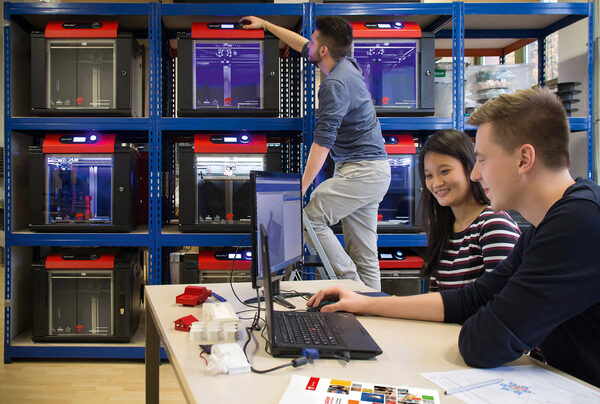 Druckerwand bei Fabmaker im Technologiepark. (Wird bei Klick vergrößert)