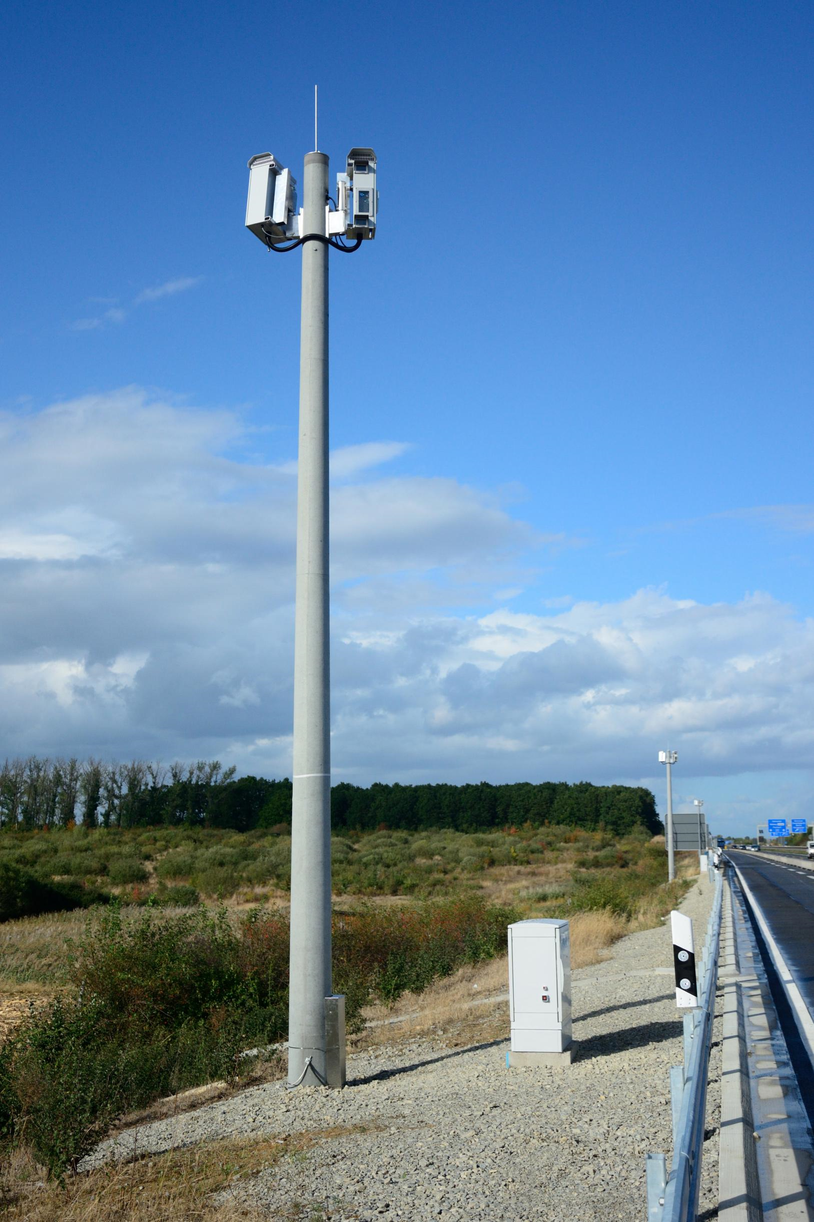 Einer von 71 Masten zur Datenerfassung auf der A39. (Wird bei Klick vergrößert)