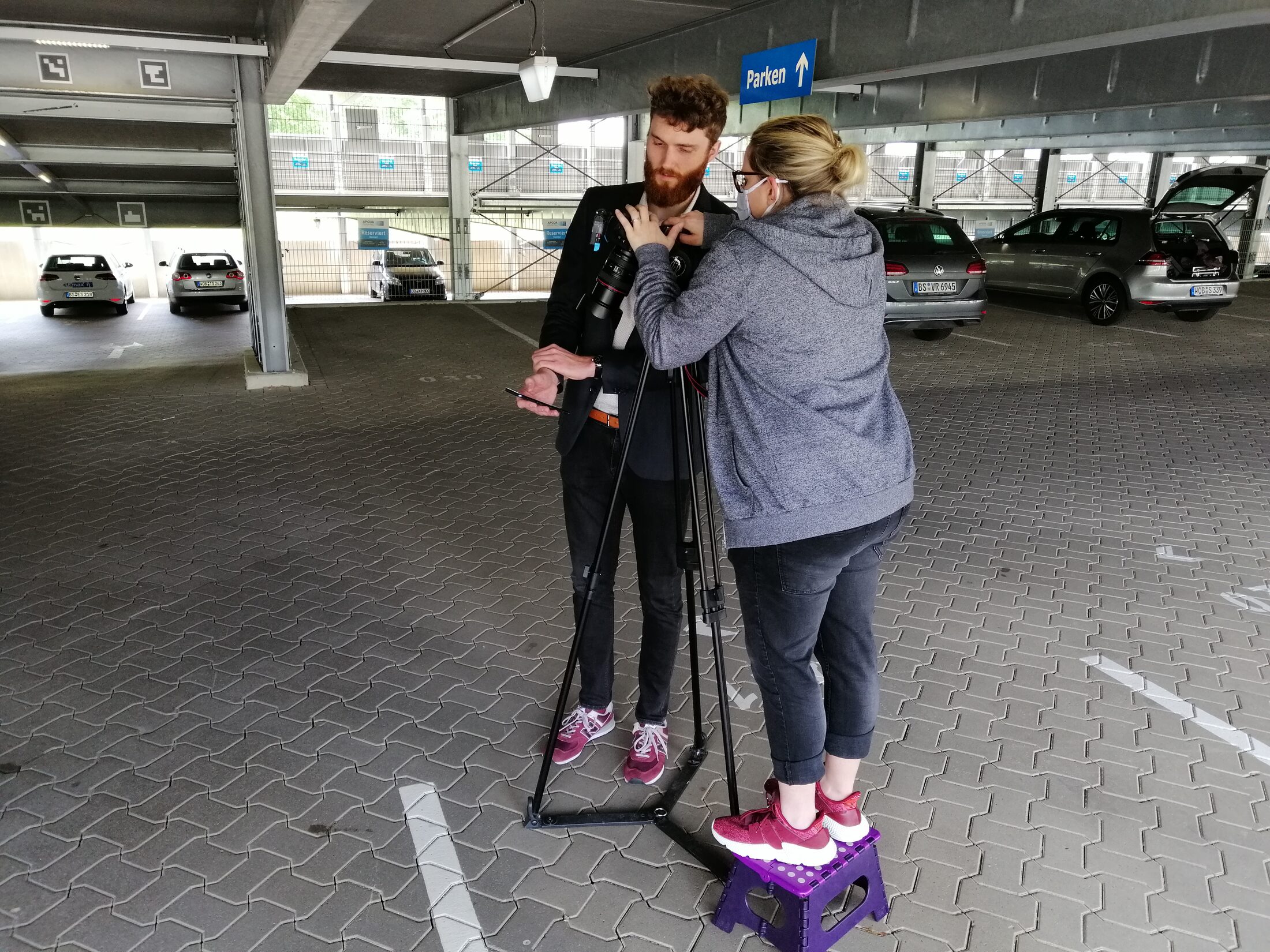 Der automatisierte Parkvorgang wird per App gestartet. Das demonstriert hier Marcel Kascha, Leiter des Forschungsprojekts SynCoPark. (Zoom on click)