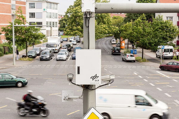 Braunschweig als Reallabor: Eine Kreuzung am nördlichen Ring wurde für Forschungszwecke zu einer Forschungskreuzung als Teil der Anwendungsplattform Intelligente Mobilität (AIM) ausgerüstet. (Wird bei Klick vergrößert)