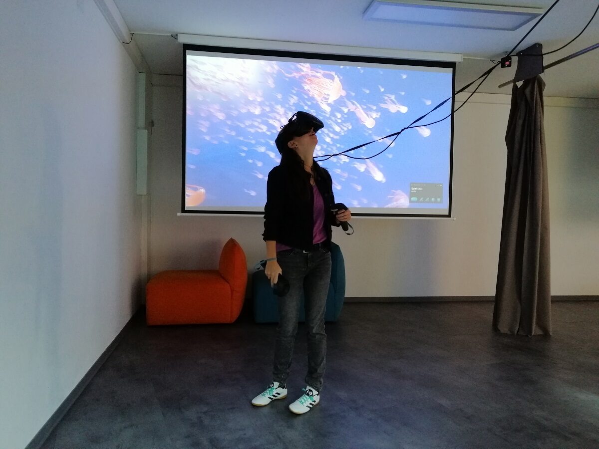 Das zweite virtuelle Erlebnis, das Irina für Jennifer ausgewählt hat, ist eine atemberaubende Unterwasserwelt. (Wird bei Klick vergrößert)