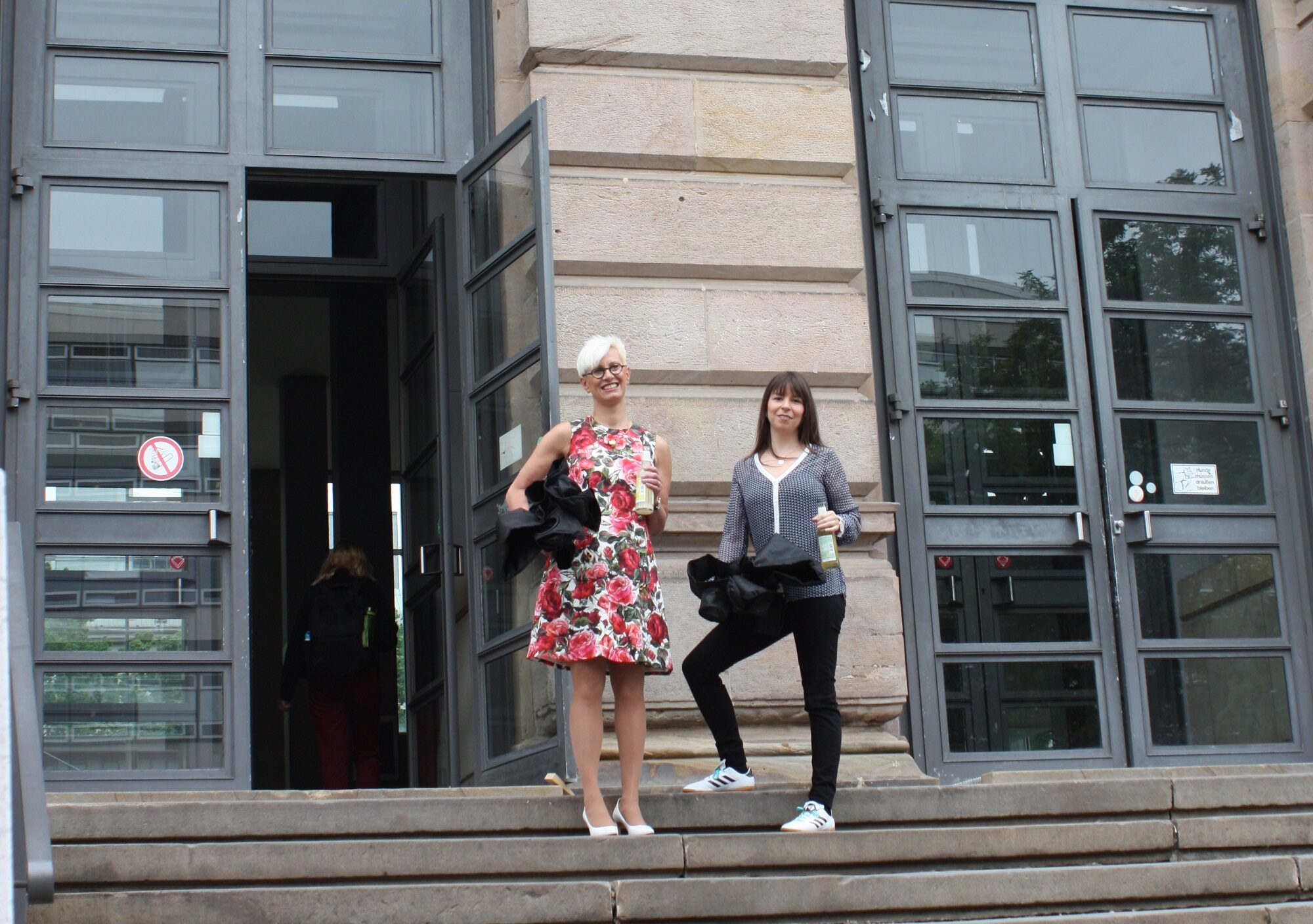 Bevor es mit dem Dreh losgeht, gibt es noch ein kleines Fotoshooting vor dem Hauptgebäude der TU Braunschweig. (Wird bei Klick vergrößert)