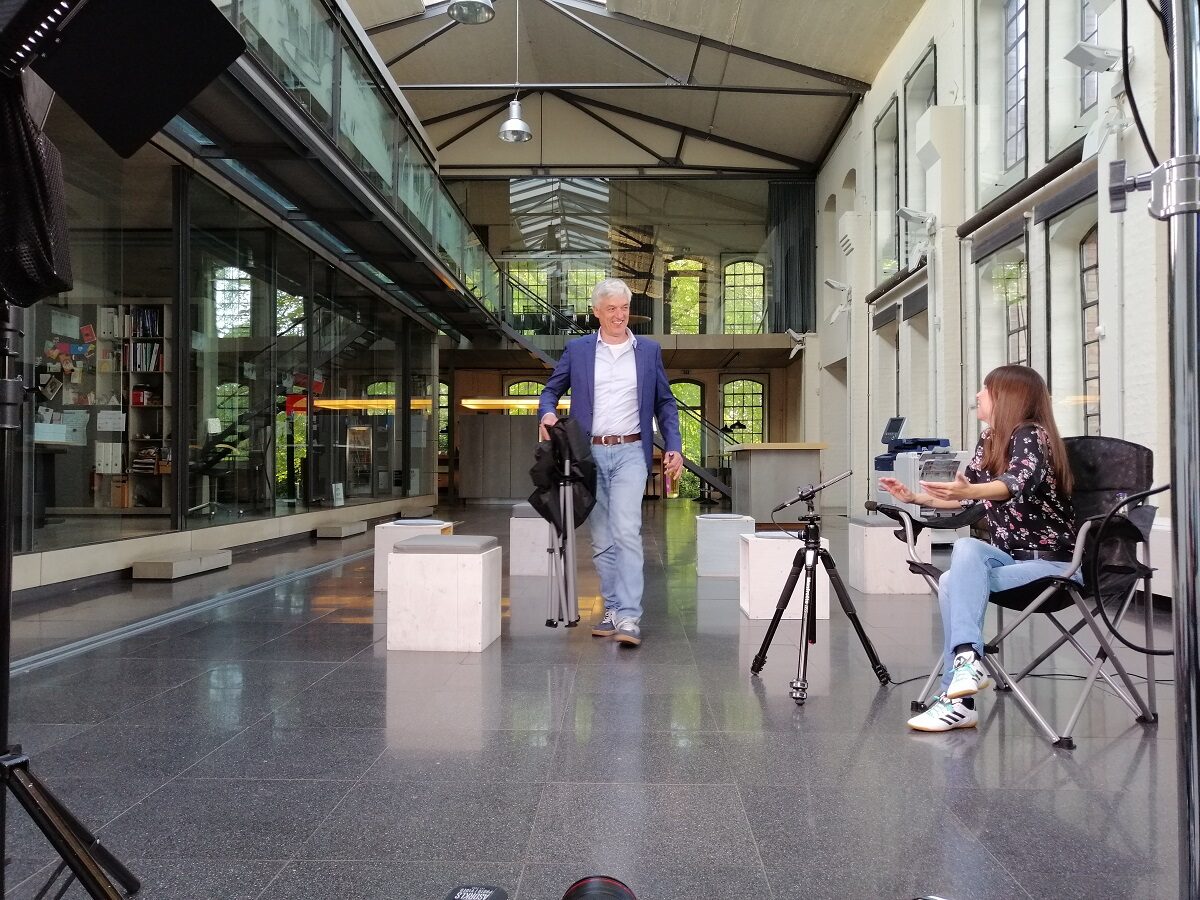 Andreas Schuster und Jennifer Haacke gut gelaunt beim Dreh des Video-Intros. (Wird bei Klick vergrößert)