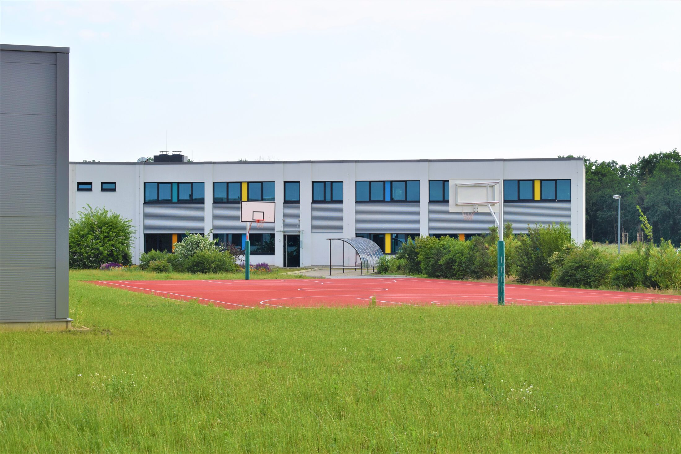 Sportlich: Für die rund 80 Mitarbeiter in Braunschweig steht auf dem Simtec-Gelände ein eigenes Outdoor-Basketballfeld zur Verfügung. (Wird bei Klick vergrößert)