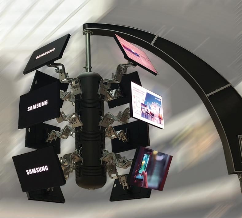 Die zwölfarmige, dynamisch kreisende und individuell programmierbare Display-Installation ScreenFLITE ist am Flughafen in Rom schon in Aktion zu erleben. (Wird bei Klick vergrößert)