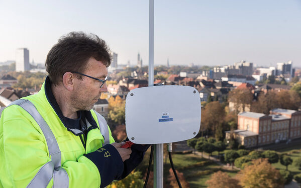 Ein Mitarbeiter bei der Installation der LoRaWan-Antenne. (Wird bei Klick vergrößert)