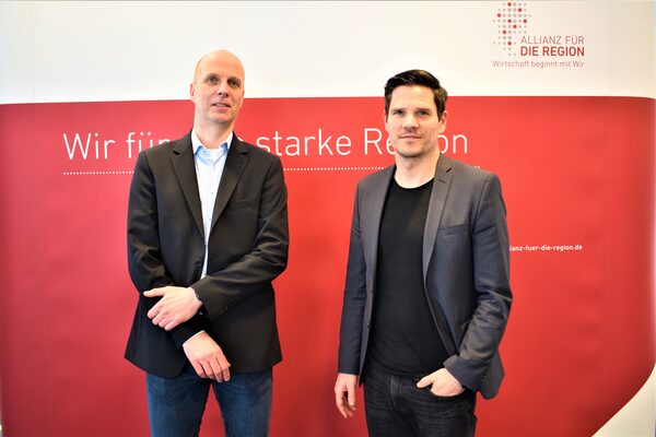 Hinrich Weis (ITS mobility, links) und Thomas Ahlswede-Brech (Allianz für die Region) verfolgen das gemeinsame Ziel, die Mobilitätsregion Braunschweig-Wolfsburg voranzubringen. (Wird bei Klick vergrößert)