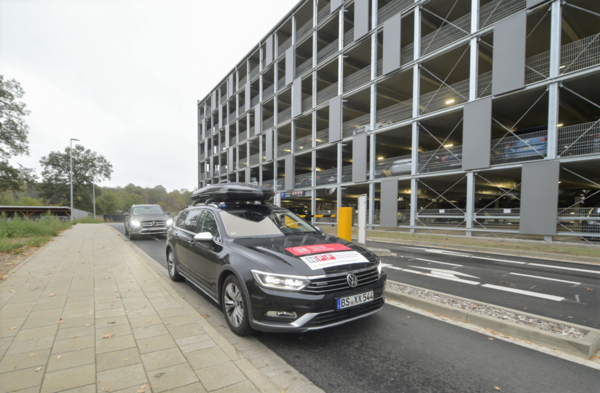 Mit dem Forschungsfahrzeug TEASY 3 (Testing and Engineering of Automated Driving Systems) erprobt das Team vom NFF das autonome Parken im Forschungsparkhaus. (Wird bei Klick vergrößert)