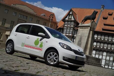 Ein Carsharing-Auto von Sheepersharing steht auf dem Burgplatz.