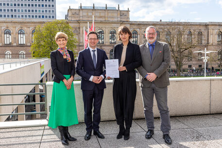 Übergabe des Förderbescheids für das Zentrum Klimaforschung Niedersachsen: (v.l.) TU-Präsidentin Angela Ittel, Niedersachsens Minister für Wissenschaft und Kultur Falko Mohrs, ZKfN-Geschäftsführerin Katharina Beckmann und der Vizepräsident für Digitalisierung und Nachhaltigkeit (m.d.W.d.G.b.) Prof. Manfred Krafczyk.