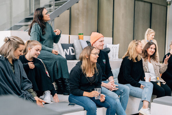 Menschen auf Sofa (Wird bei Klick vergrößert)