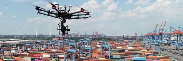 Multicopter der TU-Braunschweig (IFF) zur Schieneninspektion im Hamburger Hafen. (Wird bei Klick vergrößert)