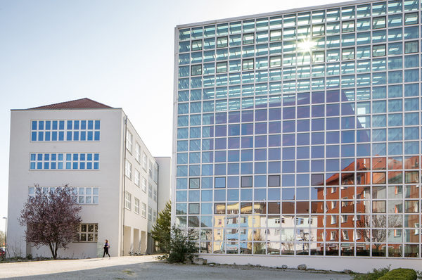 Die Hochschule für Bildende Künste (HBK) in Braunschweig mit ihrer markanten Bibliothek (rechts), die aus Elementen des mexikanischen Pavillons der Expo 2000 errichtet wurde.