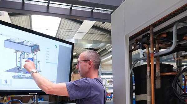 Die interaktiven Baupläne sind während der Montage auf großen Bildschirmen bedienbar und mit dem lichtgesteuerten Entnahmesystem gekoppelt. (Wird bei Klick vergrößert)