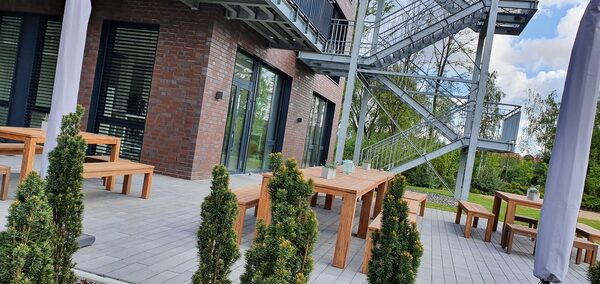 Auf der Terrasse des IT-Campus lässt es sich aushalten - zumindest, wenn das Wetter mitspielt. (Wird bei Klick vergrößert)