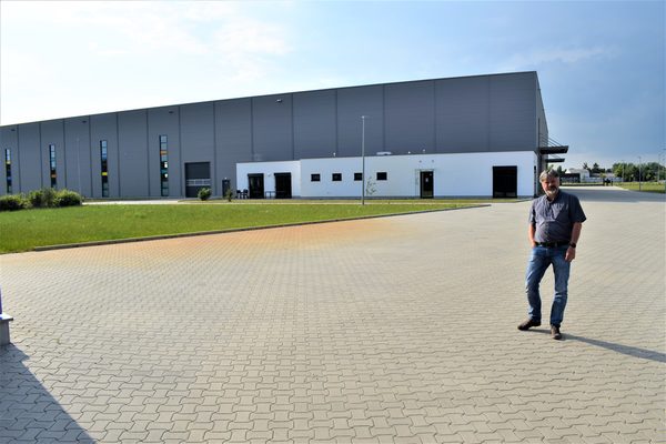 Simtec-Geschäftsführer Bernd Kaufmann vor seiner 2019 eingeweihten Manufaktur. (Wird bei Klick vergrößert)