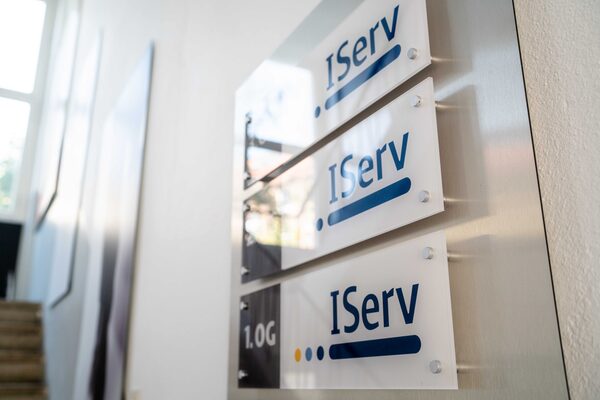 Die Büros des über 100 Mitarbeiter starken Unternehmens befinden sich derzeit am Bültenweg (Foto) und in der Langen Straße. Im Jahr 2022 soll IServ dann nach Gliesmarode umziehen. (Wird bei Klick vergrößert)