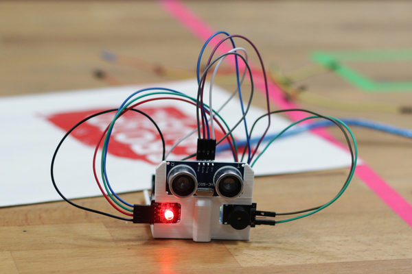 Ein selbst programmierter Halt-Stop-Bot reagiert mit bunten Lichtsignalen und lustigen Tönen bei Unterschreitung eines Mindestabstands.