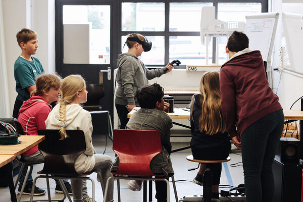 Hier probieren sich Jugendliche bei einem VR-Workshop im Protohaus aus. (Wird bei Klick vergrößert)