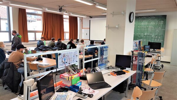 Motiviert und wissbegierig: Eine Mechatronik-Klasse der Technikakademie büffelt an einem Freitagnachmittag auch schon mal ohne Lehrkraft. (Wird bei Klick vergrößert)