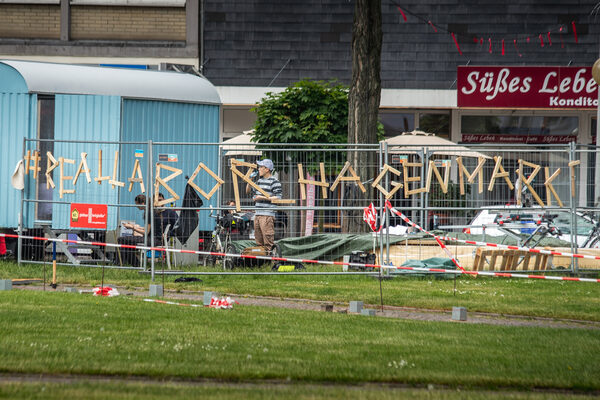 Der Bauzaun gibt einen Hinweis: Hier entsteht das Reallabor Hagenmarkt. (Wird bei Klick vergrößert)