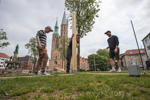 Architektur-Studierende der TU Braunschweig bauen am Hagenmarkt einen Pavillon aus Holz. (Wird bei Klick vergrößert)