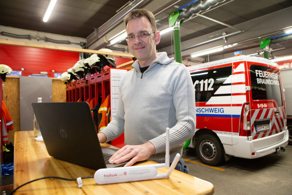 Der Freifunker und Feuerwehrmann Marco Töpke hat auch im Gerätehaus der Freiwilligen Feuerwehr Broitzem einen Freifunk-Knoten eingerichtet.