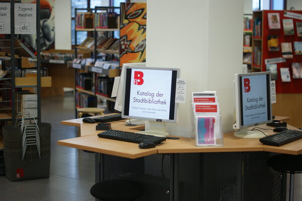 OPAC-Plätze in der Jugendbibliothek (Wird bei Klick vergrößert)