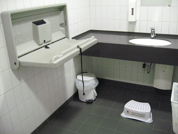 Wickeltisch und Hocker (Wird bei Klick vergrößert)