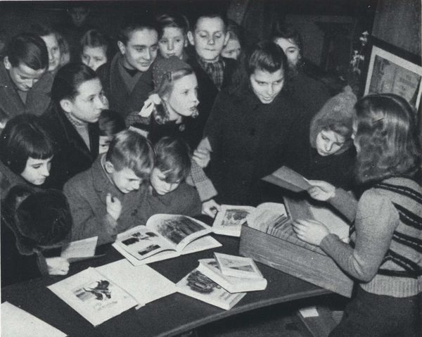 Lesehunger nach dem Krieg: Jugendbuchausleihe um 1950 (Wird bei Klick vergrößert)