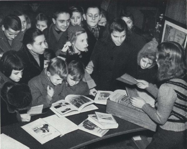 Lesehunger nach dem Krieg: Jugendbuchausleihe um 1950 (Wird bei Klick vergrößert)