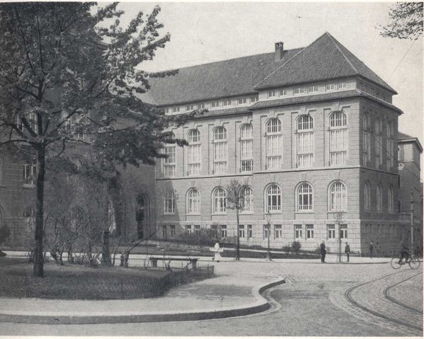 Gebäude der Stadtbibliothek am Steintorwall im Jahre 1910 (Wird bei Klick vergrößert)